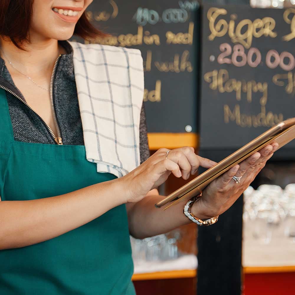waitress-using-app