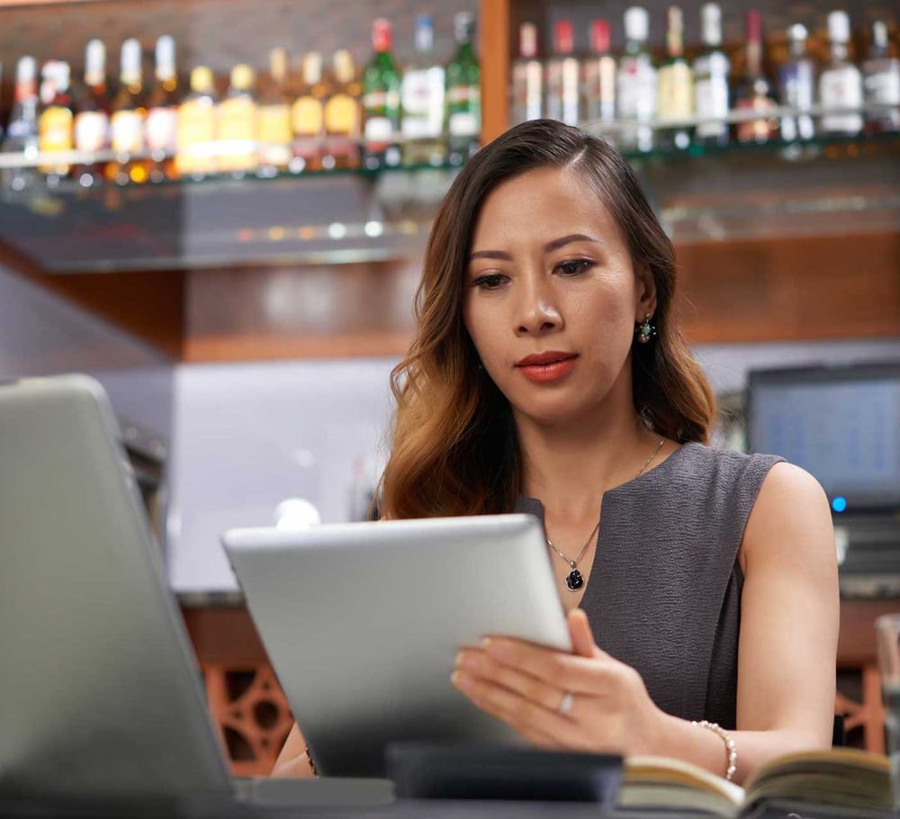 working-restaurant-owner-pos working-restaurant-owner-pos